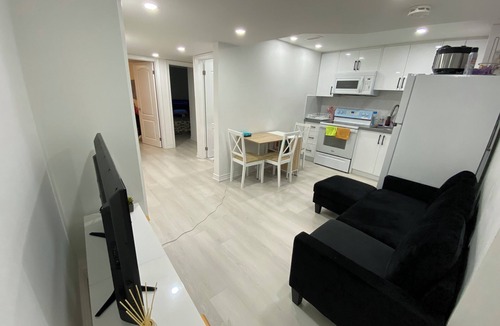 Churchill Meadows Bed & Breakfast | Floaters Specs