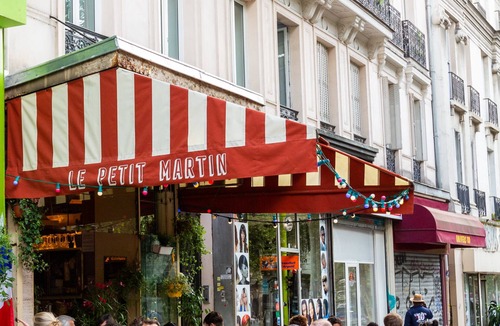 Enfants-Rouges Apartment | Flowers in Saint-Martin, by Veeve