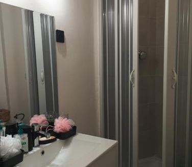 Les Puces de Saint-Ouen House | flowers room au coeur de saint Ouen parking gratuit