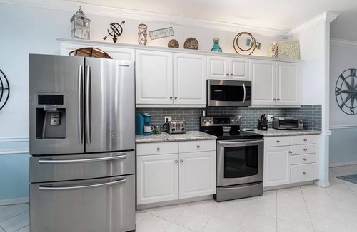 Truckland Condo | Fort Myers condo1 mile from beach! Available December 2024, April 2025-Oct 2025