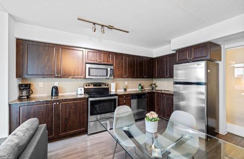 Bathurst Quay Apartment | Fort York Escape For Families w Free Parking