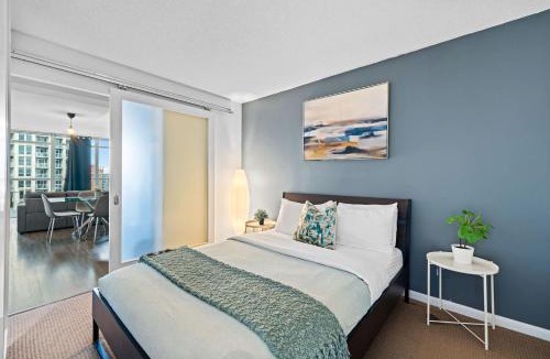 Bathurst Quay Apartment | Fort York Escape For Families w Free Parking