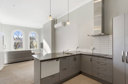 Dunedin City Centre Apartment | Four bedroom apartment over looking queens gardens