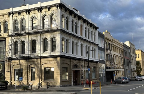 Dunedin City Centre Apartment | Four bedroom apartment over looking queens gardens