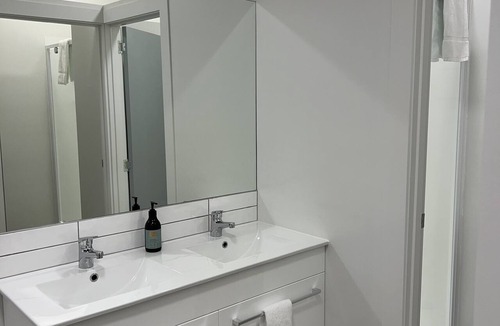 Dunedin City Centre Apartment | Four bedroom apartment over looking queens gardens