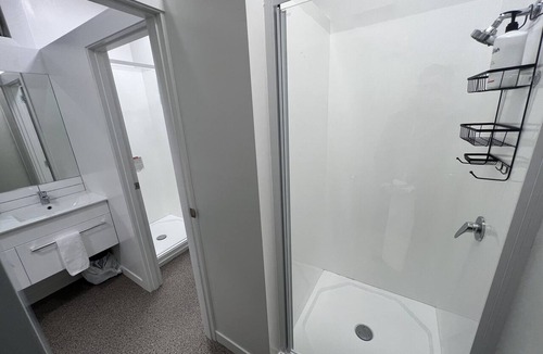 Dunedin City Centre Apartment | Four bedroom apartment over looking queens gardens