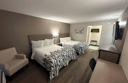 Tucson Hotel | Four Deluxe 2 Queen Units—Bright, Comfortable & Ideal for Big Groups