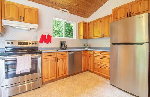 Burnt River Cottage | Four Mile Memories - Three Bedroom Cottage, Sleeps 6