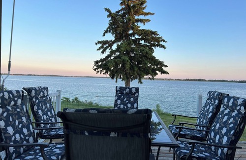 Howe Island Cottage | Four Season Waterfront Cottage - Private Escape | 3BR, 2BA | Howe Island