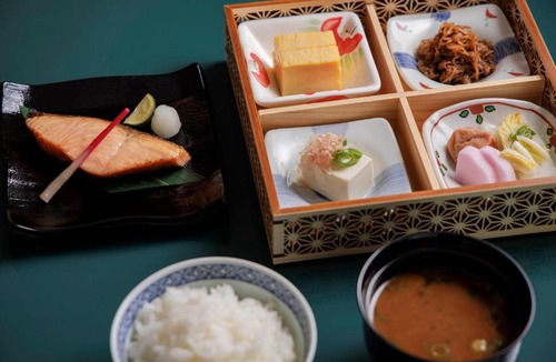 Chiyoda Hotel | Four Seasons Hotel Tokyo at Marunouchi