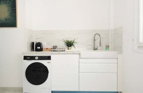 Le Bourget Apartment | Fourside Deluxe Apartments in Le Bourget Suite Paul