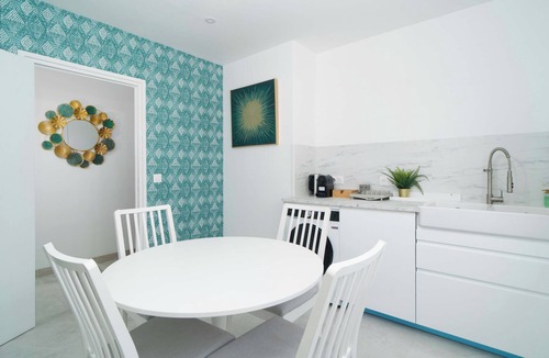 Le Bourget Apartment | Fourside Deluxe Apartments in Le Bourget Suite Paul