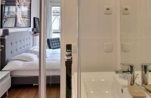 Champs-Elysees Apartment | Francois Terrace | Chic 3 Bed Apt near Champs Elysees