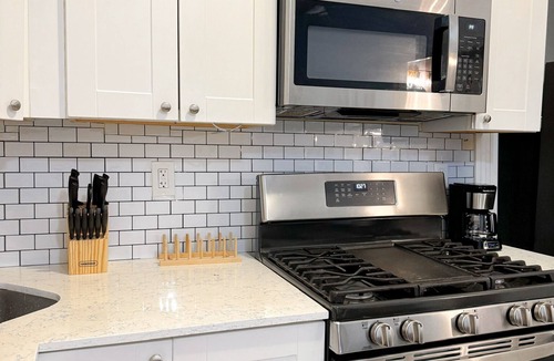 Bunker Hill Apartment | FREE PARKING/3-bedroom apartment with AC, WiFi
