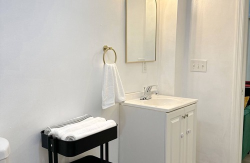 Bunker Hill Apartment | FREE PARKING/3-bedroom apartment with AC, WiFi