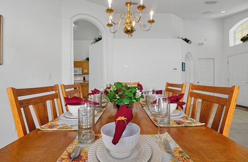 Seasons House | FREE POOL HEAT Spacious 4 BR Pool Home