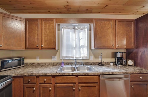 Hickory Hills House | Freeland 6BR Escape: Hot Tub, Basketball & Theater
