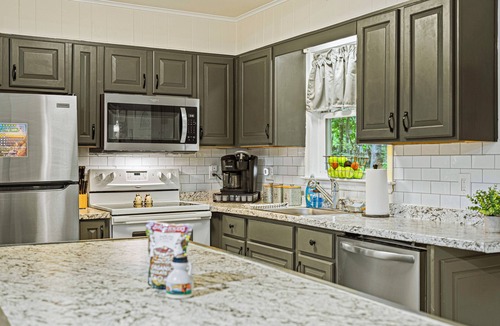 Briar Crest Woods House | Frolic on Fern by AvantStay | Enclosed Deck w/Forest Views, Bar