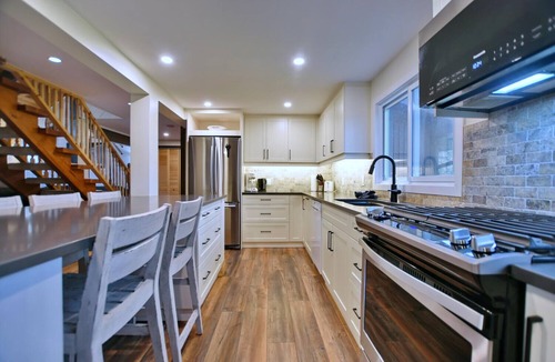 The Blue Mountains Ski Chalet | Fully equipped Blue Mountain Chalet with outdoor hot tub