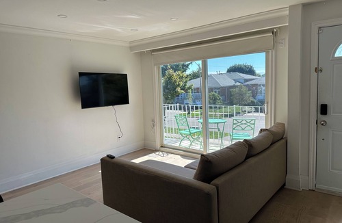 Mississauga House | Full House 1 Bedroom 1 Bath with self check in