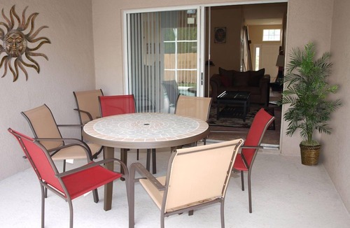 Woodridge Villa | fully fenced back yard !