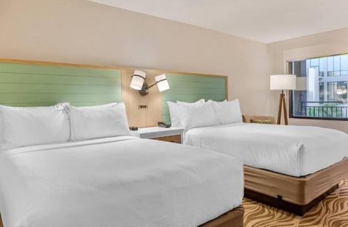 Lake Buena Vista Hotel | Fun-Filled Oasis near Disney Springs: Pools, Dining, Shuttle