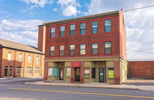 Altoona Apartment | Furnished Mid-Term 1 BR Rental 8 mins to UPMC Altona Near Downtown Altoona