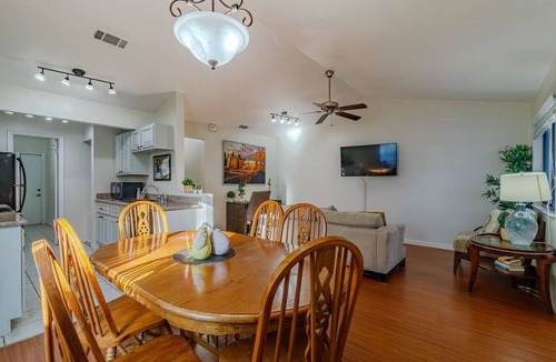 Gainesville Apartment | Gainesville Fur Friendly Condo Ping Pong Table