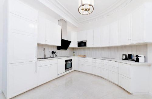 Chaussee-d'Antin Apartment | Galeries LaFayette - 7 bedrooms - lift - aircon