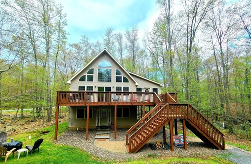 Locust Lake Village Ski Chalet | Game Room, Fire Pit, Close to Lakes, Magical Fall Time in the Mountains!