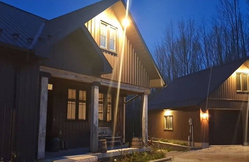Meaford House | Georgian Bay Escape Cottage in Meaford. Cozy cottage with fireplace.