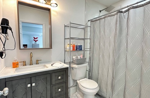 Lutz Apartment | Getaway/Private Suite A, nTranquility 🏡 close to ✈️ beach, mall, park, zoo