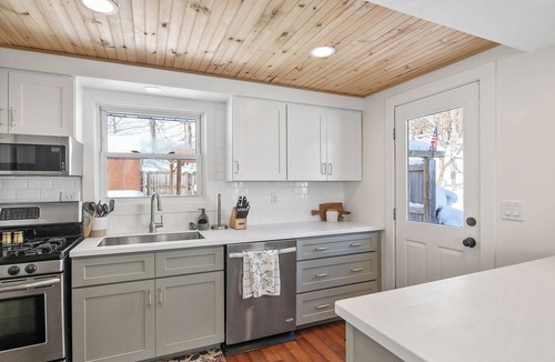 Sennett House | Girls Getaway, Hot Tub, Barrel Sauna, Sleeps 8