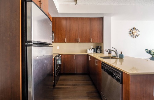 Wellington Place Condo | GLOBALSTAY. Beautiful 1 Bd+Den Condo In the Heart of Downtown