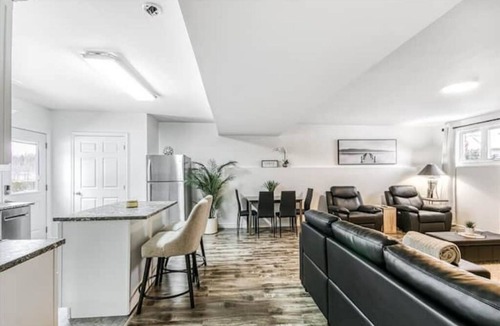 Garson House | Golden Wood Escape