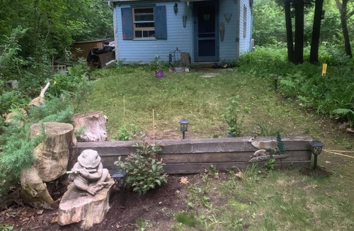 Brampton Cabin | Golfing alongside a cozy cabin in Inner city park WiFi & small luxury amenities