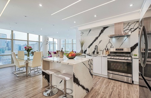 Toronto Entertainment District Apartment | Gorgeous 2 BD w Stunning LAKE View + FREE Parking!