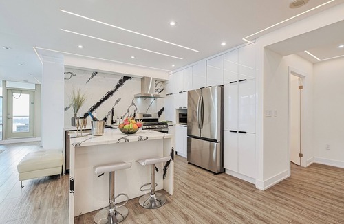 Toronto Entertainment District Apartment | Gorgeous 2 BD w Stunning LAKE View + FREE Parking!