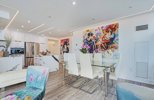 Toronto Entertainment District Apartment | Gorgeous 2 BD w Stunning LAKE View + FREE Parking!