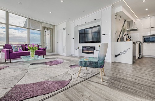 Toronto Entertainment District Apartment | Gorgeous 2 BD w Stunning LAKE View + FREE Parking!