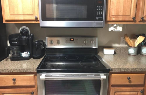 Gulf Breeze House | Gorgeous Coastal Cottage minutes to the beach!