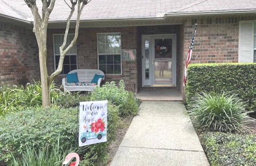 Gulf Breeze House | Gorgeous Coastal Cottage minutes to the beach!