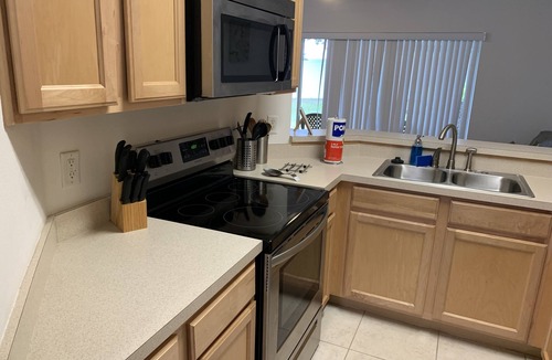 Tuscan Hills House | Gorgeous cozy and modern townhome just 10 miles from Disney on a quiet complex