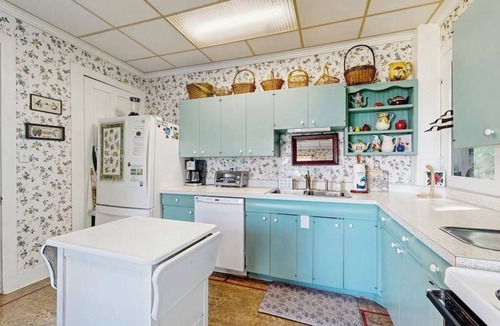 Rock Stream House | Gorgeous dog-friendly lakefront cottage with full kitchen and grill