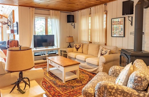 Bracebridge Cottage | Gorgeous sunsets on Lake Muskoka shoreline, 5 minutes from Bracebridge