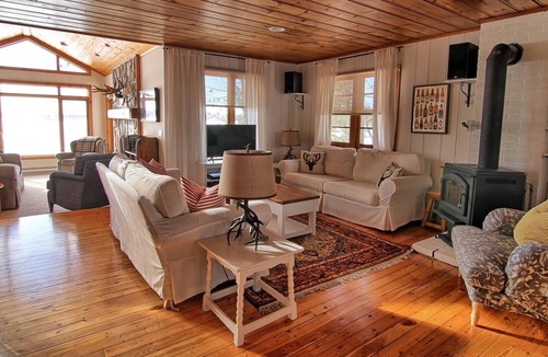 Bracebridge Cottage | Gorgeous sunsets on Lake Muskoka shoreline, 5 minutes from Bracebridge
