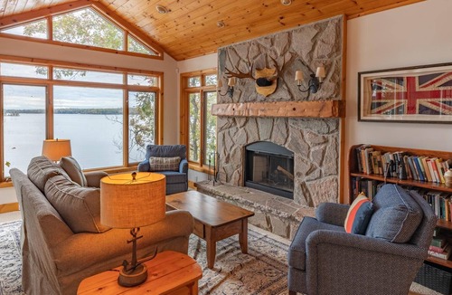 Bracebridge Cottage | Gorgeous sunsets on Lake Muskoka shoreline, 5 minutes from Bracebridge