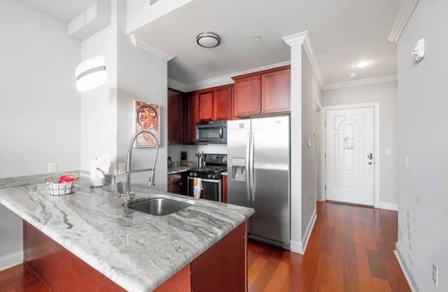 Olde Kensington Apartment | Grand 1BR with Rooftop Pool & Gym
