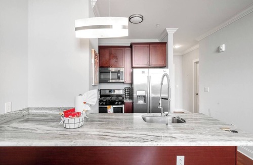 Olde Kensington Apartment | Grand 1BR with Rooftop Pool & Gym