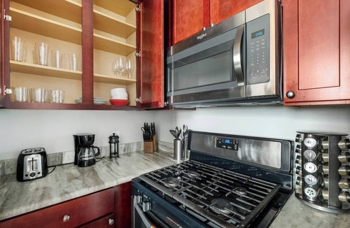 Olde Kensington Apartment | Grand 1BR with Rooftop Pool & Gym